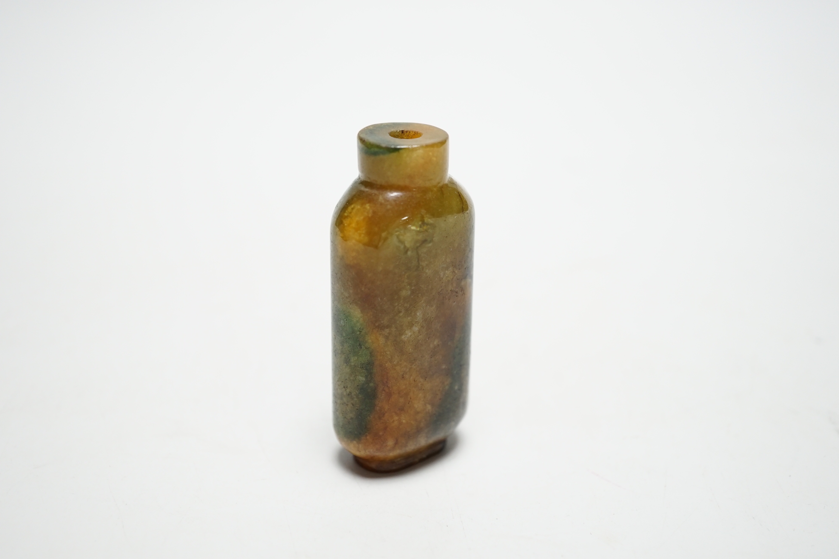 A Chinese agate snuff bottle, 7cm